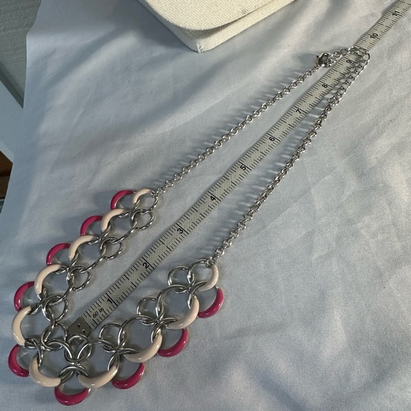 Silver and pink minimalist chain mail design necklace - Picture 5 of 6